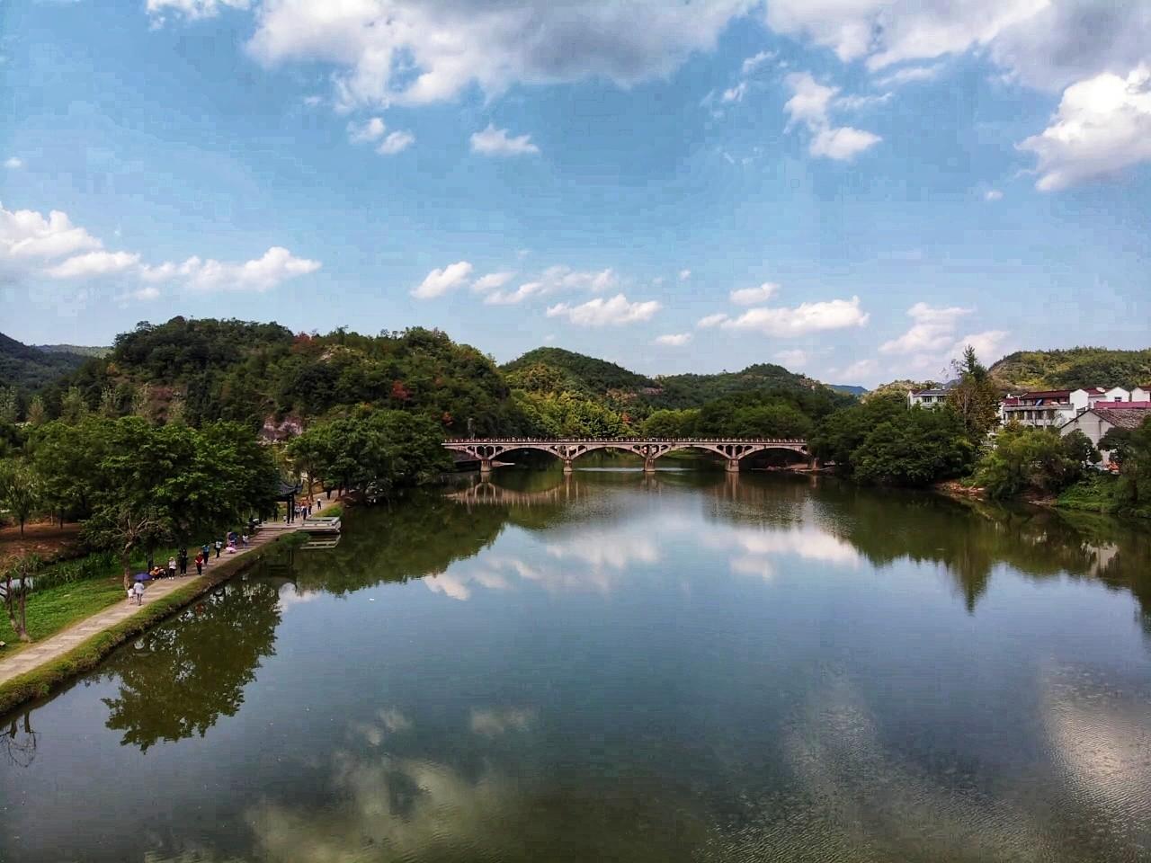 仙都景区朱潭山