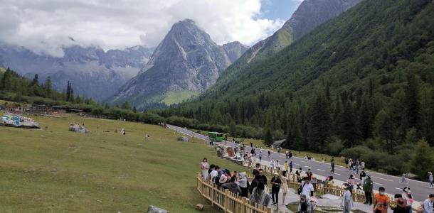 成都重庆出发川西5日自驾游：川西秋色漫步四姑娘山-雅拉雪山-墨石公园-贡嘎雪山5川西自驾游