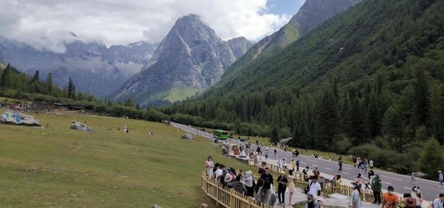 成都重庆出发川西5日自驾游：川西秋色漫步四姑娘山-雅拉雪山-墨石公园-贡嘎雪山5川西自驾游