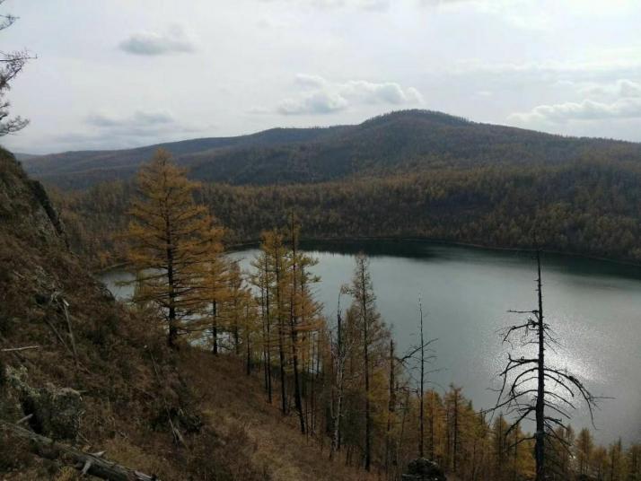 阿尔山驼峰岭天池图片