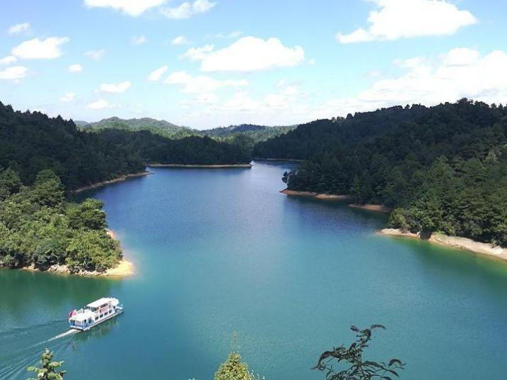 长顺杜鹃湖风景区