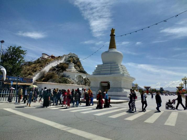 拉萨西藏药王山图片