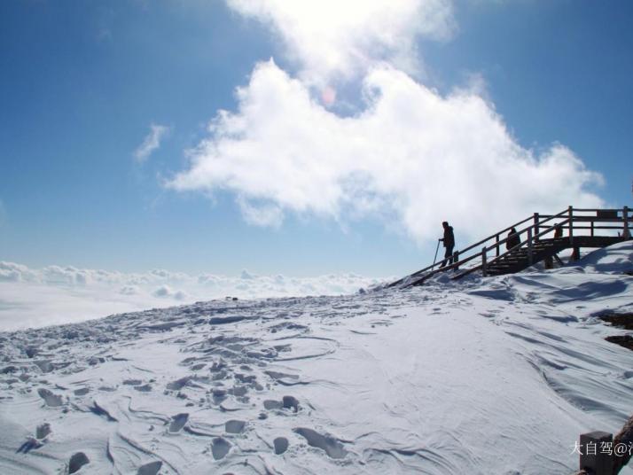 香格里拉石卡雪山好玩吗