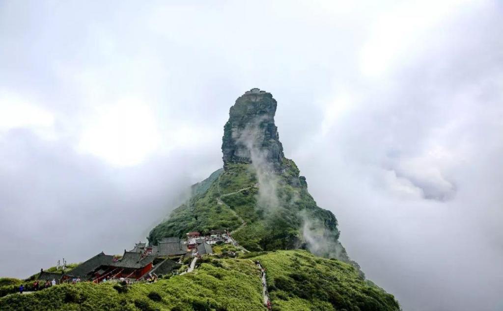 重庆出发贵州4日自驾游：梵净山-中国第一矿洞悬崖酒店-凤凰古城4日自驾之旅