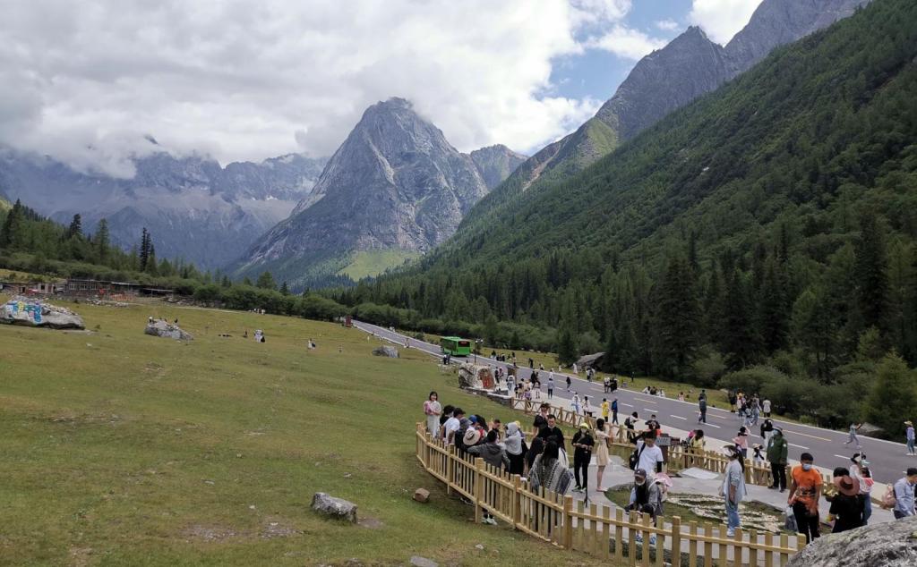 成都重庆出发川西5日自驾游：川西秋色漫步四姑娘山-雅拉雪山-墨石公园-贡嘎雪山5川西自驾游